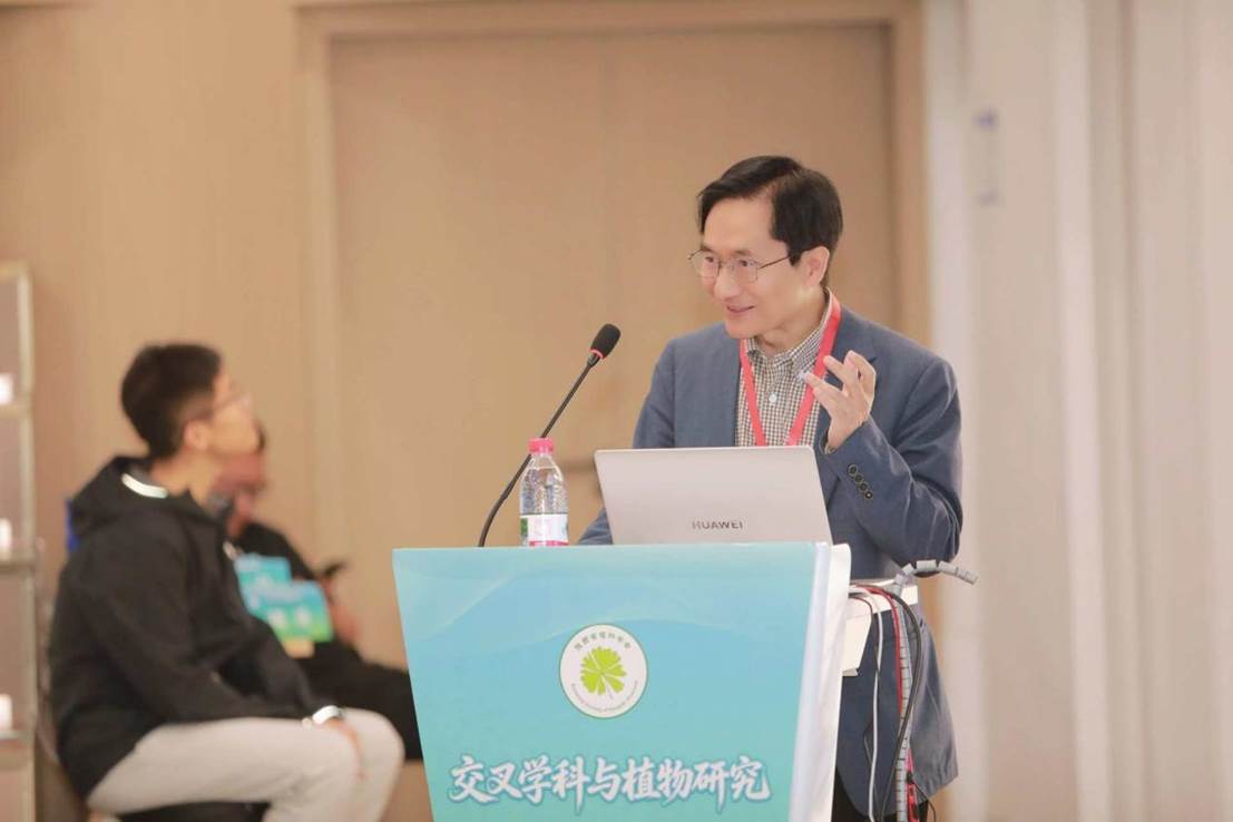 图片包含 人, 室内, 盒子, 男人 AI 生成的内容可能不正确。